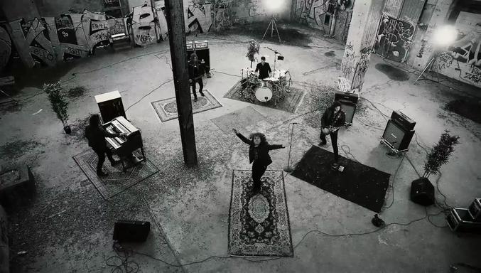 Clip "Walk The Earth"